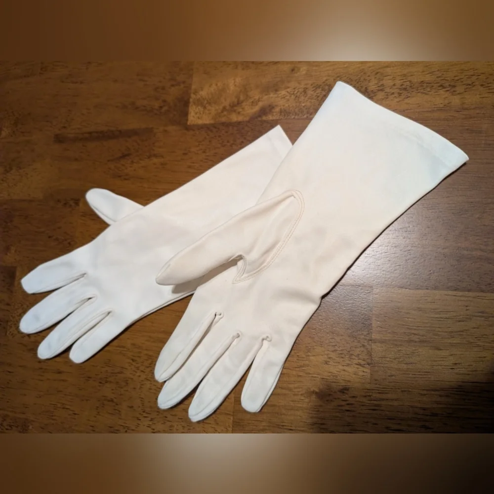 Vintage White Mid-length Formal Gloves.